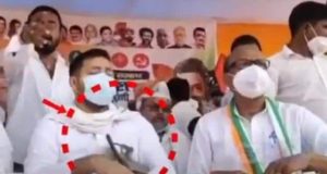 बिहार विधानसभा चुनाव जनसभा में तेजस्वी पर दिव्यांग ने फेंकी चप्पल