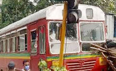 चेम्बूर : दिल का दौरा पड़ने से बस सिग्नल पोस्ट से टकराई, सभी यात्री सुरक्षित