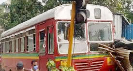 चेम्बूर : दिल का दौरा पड़ने से बस सिग्नल पोस्ट से टकराई, सभी यात्री सुरक्षित