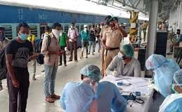 कोरोना की दहशत से मुंबई व दिल्ली के रेल टिकट वापसी शुरू