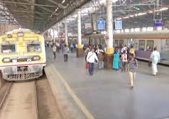 अब टीचर भी कर सकेंगे मुंबई लोकल में सफर, रेलवे ने दी इजाजत