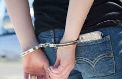 मुंबई : बेटे को छुड़ाने के लिए पुलिस पर मिर्च पाउडर फेंकने के आरोप में महिला गिरफ्तार