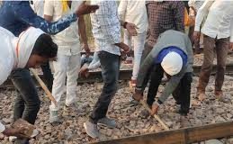 गुर्जर आरक्षण संघर्ष समिति के आह्वान पर गुर्जरों ने मुंबई-दिल्ली रेल मार्ग की पटरियां उखाड़ीं