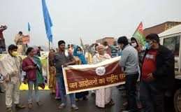 मेधा पाटकर को उत्तर प्रदेश की सीमा में जाने से रोका, मुंबई-आगरा राष्ट्रीय राजमार्ग बंद