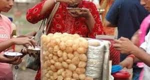 गोलगप्पे में शौचालय का पानी मिलाते रंगे हाथों पकड़ा गया विक्रेता