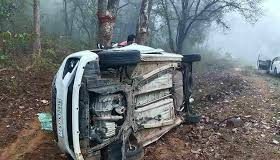 मुंबई जाने को निकले युवक की कार खाई में मिली, चालक की जगह मिला पुतला