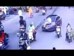 गाड़ी रोकी तो ड्राइवर ने ट्रैफिक पुलिसकर्मी को कार बोनट पर घसीटा