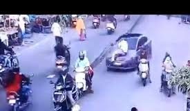 गाड़ी रोकी तो ड्राइवर ने ट्रैफिक पुलिसकर्मी को कार बोनट पर घसीटा