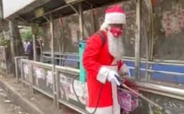 सांता क्लॉज ने …जब मुंबई की सड़कों पर बांटे मास्क और किया सैनिटाइजेशन