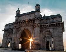 2025 का आखिरी सूर्योदय; गेटवे ऑफ इंडिया पर दिखा सुनहरा सवेरा