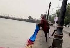 गेटवे ऑफ़ इंडिया के पास समुद्र में कचरा फेंकते वीडियो सोशल मीडिया पर वायरल; सिविक सेंस और एनवायरनमेंट की ज़िम्मेदारी पर नई बहस