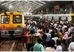 स्लो लोकल ट्रेनों की संख्या न बढ़ाने की वजह से भीड़ बढ़ रही है; रेल हादसों पर सख्त चेतावनी