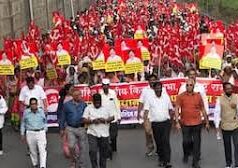हजारों आदिवासी किसानों ने अपनी लंबित मांगों को लेकर मुंबई के लिए लंबा मार्च शुरू किया