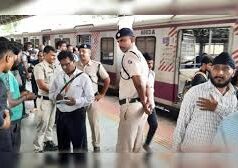वडाला-सीएसएमटी लोकल में टिकट एग्ज़ामिनर के साथ गाली-गलौज और मारपीट; दो लोगों के खिलाफ FIR दर्ज