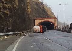गैस टैंकर पलटने से मुंबई-पुणे एक्सप्रेसवे पर रात भर यातायात बाधित रहा