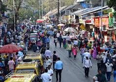 दादर नागरिकों ने कबूतर खाना के पास सार्वजनिक फुटपाथ पर अवैध फेरीवालों की शिकायत की