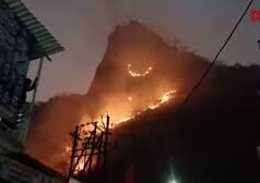बायपास के पास पहाड़ी इलाके में भीषण आग, इलाके में दहशत