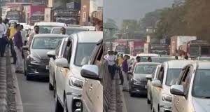 पुणे-मुंबई एक्सप्रेसवे पर फिर भीषण जाम, कई किलोमीटर तक लगी वाहनों की कतार, यात्री परेशान