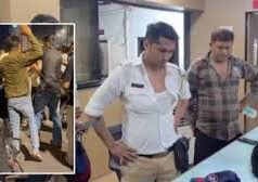 ट्रैफिक पुलिसकर्मी की पिटाई, वर्दी फाड़ने की कोशिश, मुंबई-अहमदाबाद हाईवे के काशीमारा इलाके की घटना