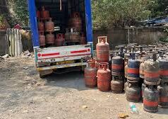 एलपीजी सिलेंडरों की कालाबाजारी का भंडाफोड़, सैकड़ों गैस सिलेंडर जब्त