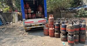 एलपीजी सिलेंडरों की कालाबाजारी का भंडाफोड़, सैकड़ों गैस सिलेंडर जब्त