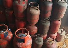 महाराष्ट्र सरकार ने LPG की कालाबाज़ारी पर शिकंजा कसा, 1,208 सिलेंडर ज़ब्त
