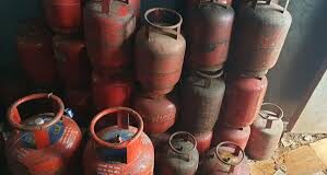 महाराष्ट्र सरकार ने LPG की कालाबाज़ारी पर शिकंजा कसा, 1,208 सिलेंडर ज़ब्त