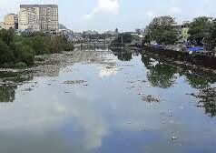मीठी नदी की गाद निकालने में देरी से बाढ़ की चिंता बढ़ी