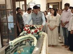 आशा भोसले के अंतिम दर्शन को उनके घर पहुंचे सीएम फडणवीस, श्रद्धांजलि अर्पित की