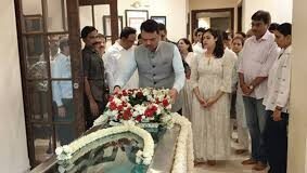 आशा भोसले के अंतिम दर्शन को उनके घर पहुंचे सीएम फडणवीस, श्रद्धांजलि अर्पित की