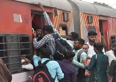 ट्रेनों में लंबी वेटिंग, मुंबई में फंसे यात्री, लौटने में छूट रहे पसीने