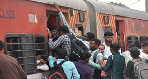 ट्रेनों में लंबी वेटिंग, मुंबई में फंसे यात्री, लौटने में छूट रहे पसीने