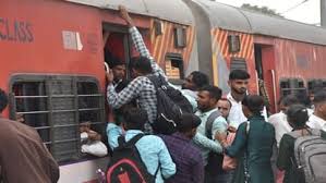 ट्रेनों में लंबी वेटिंग, मुंबई में फंसे यात्री, लौटने में छूट रहे पसीने