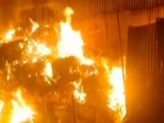 मोबाइल गोदाम में देर रात भीषण आग लगने से मचा हड़कंप